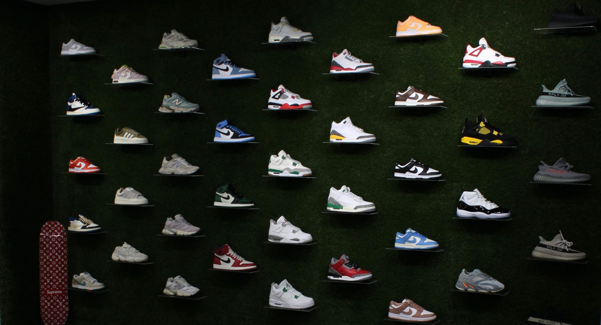 La pared de sneakers de la tienda